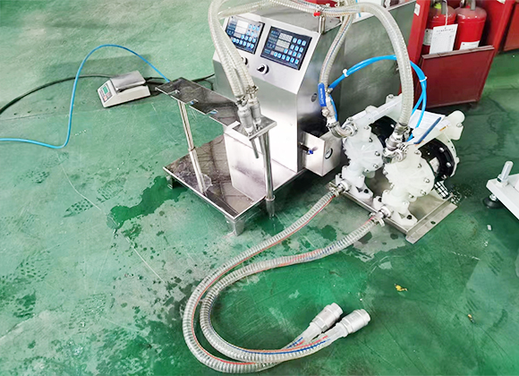 高粘度瓶、袋一體液體洗滌劑灌裝機(jī)-01